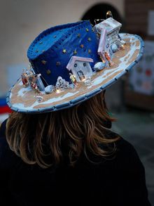 Presepe su un cappello che ha vinto il 2° posto al Paese dei Presepi di Portico di Romagna (FC)