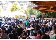 tavoli con gente alla Sagra della Castagna di Premilcuore