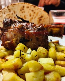 Stinco con patate dell'Osteria Aisem San Crsispino