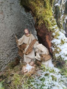 particolare di un presepe con Giuseppe e bambin gesù sotto la neve a Portico il Paese dei Presepi