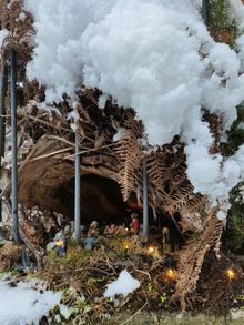 foto di un presepe nella neve a Portico il Paese dei Presepi