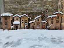 foto di un presepe nella neve a Portico il Paese dei Presepi