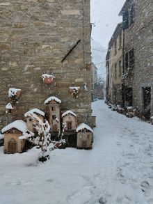 foto di Portico di Romagna sotto la neve con presepe