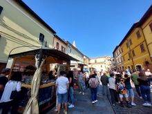 persone fra gli stand della Sagra del Tartufo bianco pregiato di Sant'Agata Feltria